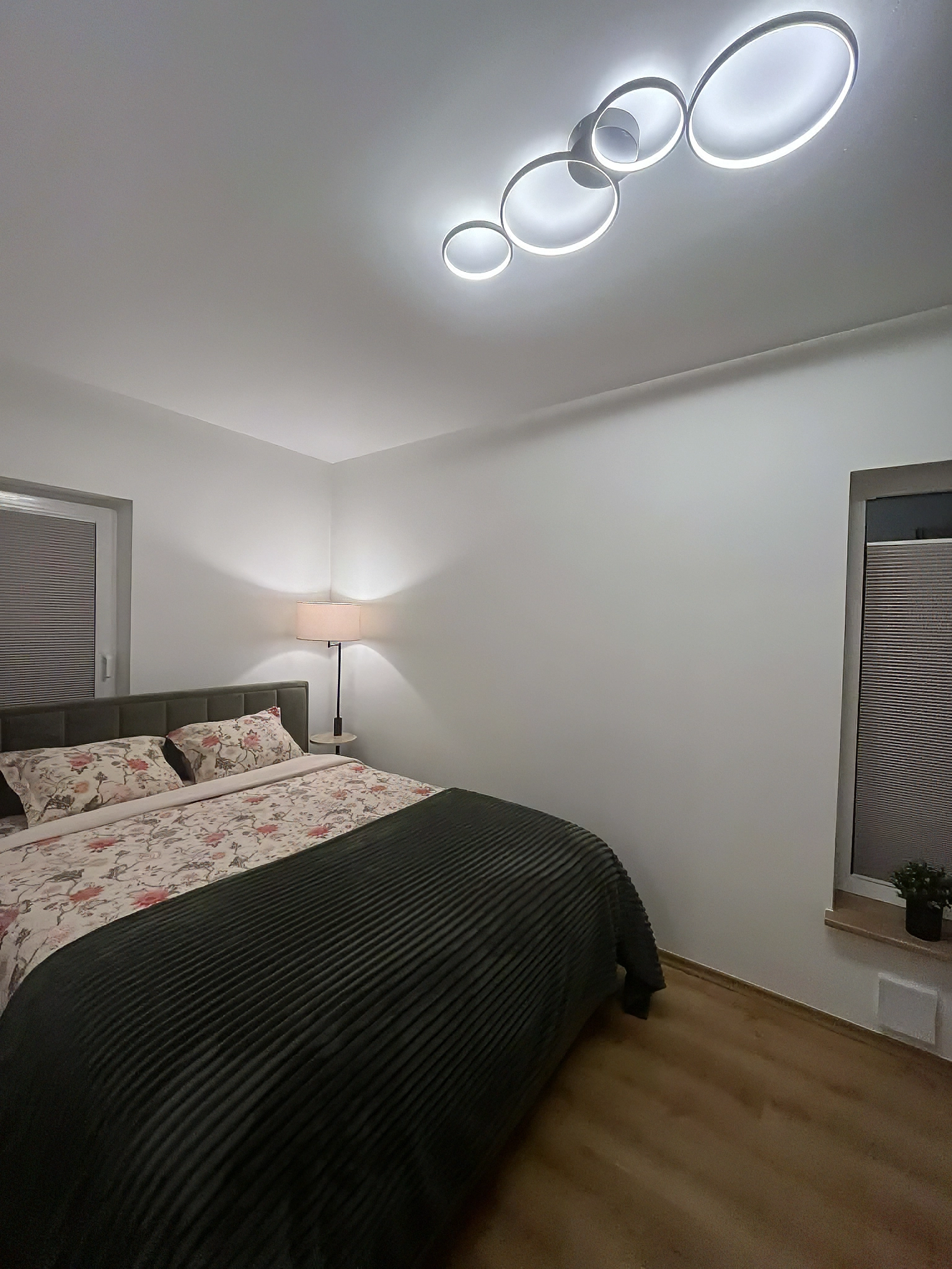 Hubane magamistuba kaheinimese Queen-size voodi ja sooja valgustusega Kuressaare Stays Apartmentis