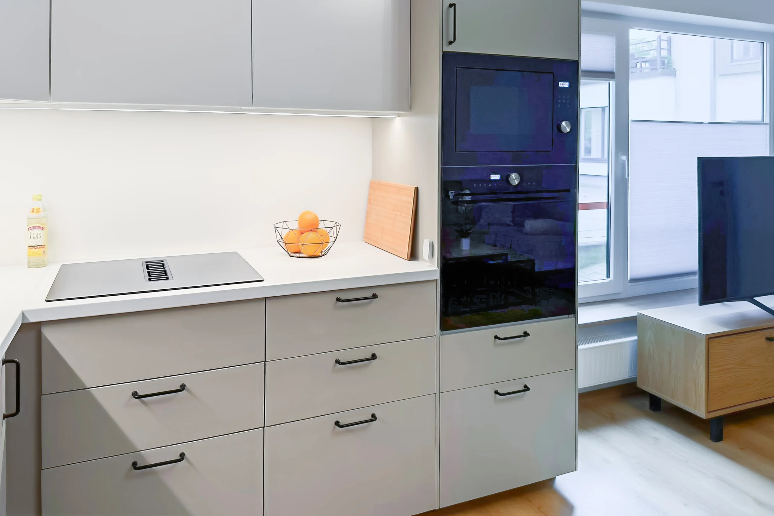 Kuressaare Stays köök induktsioonpliidi ja integreeritud ahjuga Kuressaare Stays Parkside korteris.