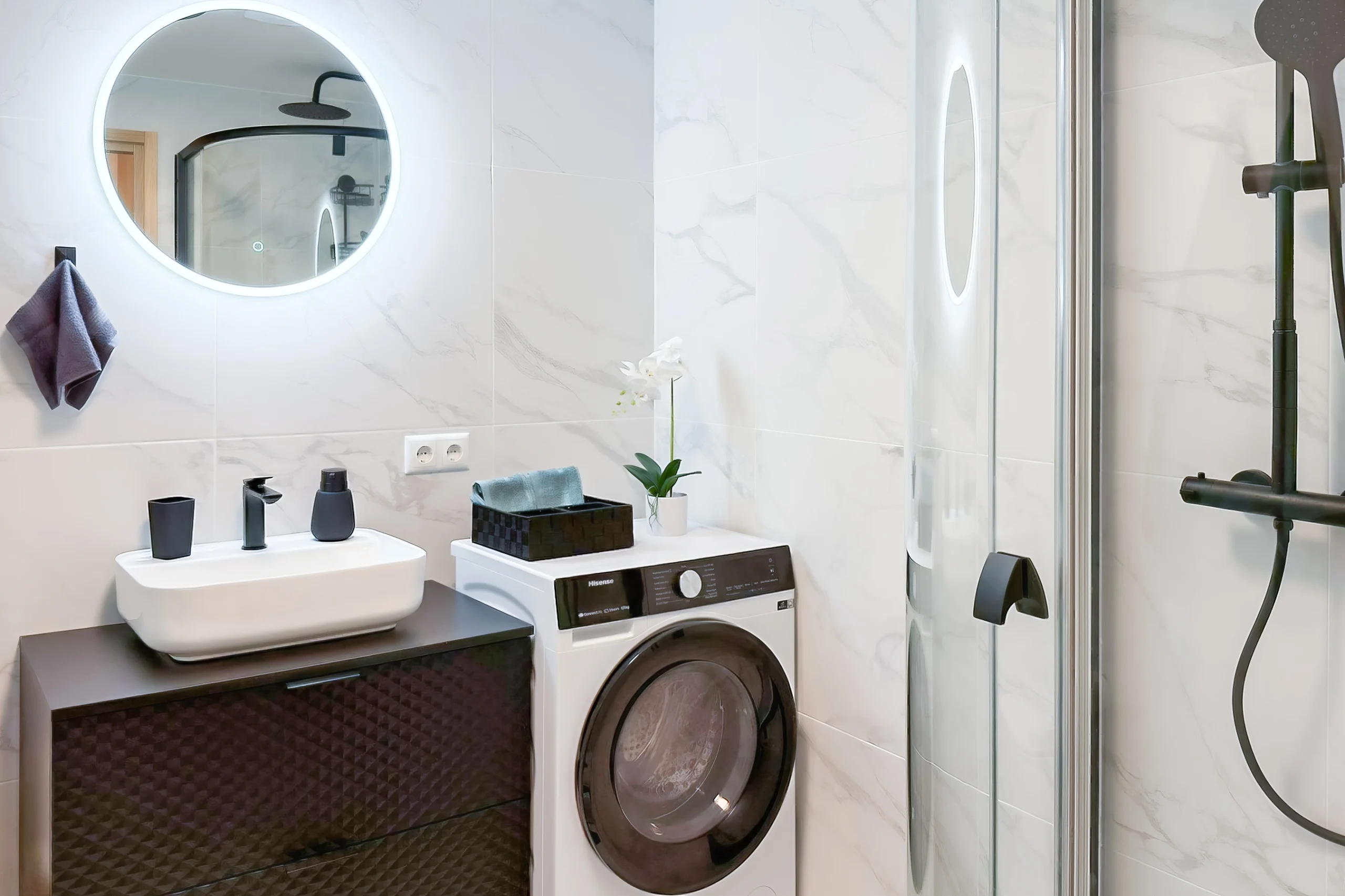 Kaasaegne vannituba duši ja pesumasinaga Kuressaare Stays korteris.