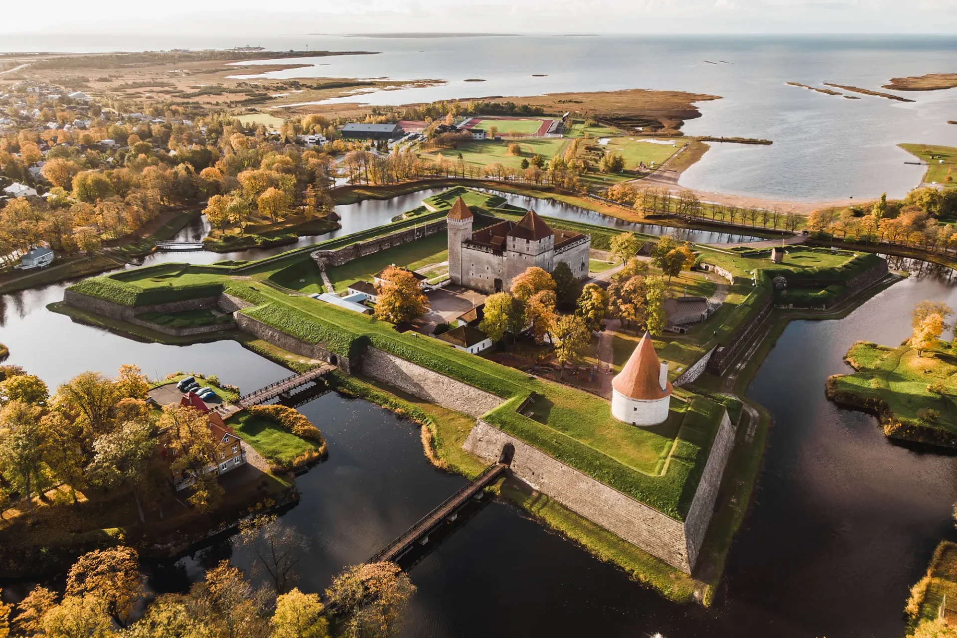 Priidu Saartin ilmakuva Kuressaaren piispanlinnasta ja vallihaudasta syksyn väreissä.
