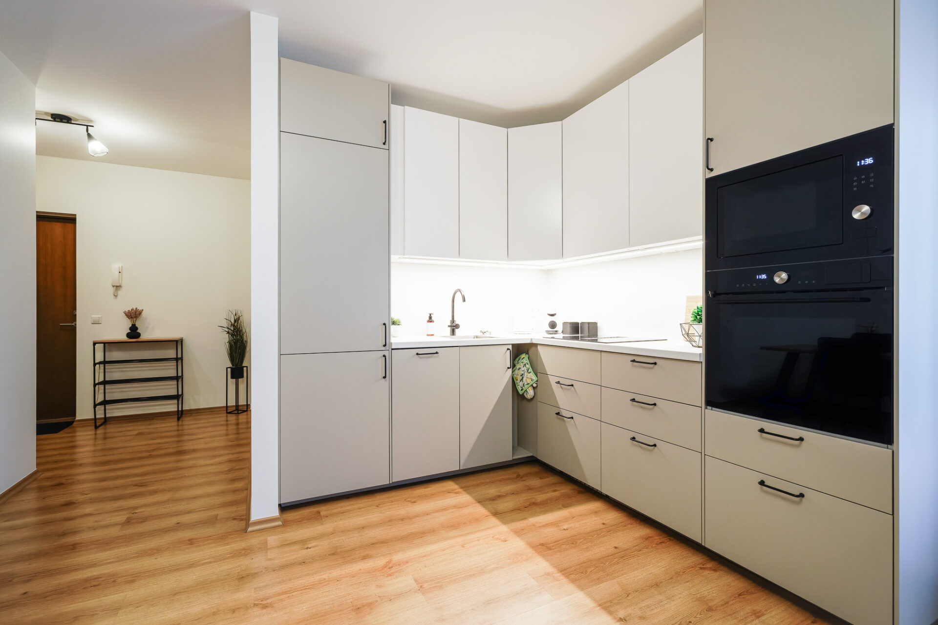 Moderne voll ausgestattete Küche im Kuressaare Stays Apartment in Kuressaare